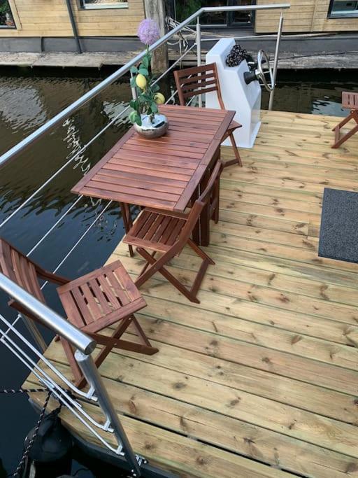 Апартаменты Unique New Houseboat Moored 4 Звартслёйс Экстерьер фото