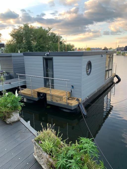 Апартаменты Unique New Houseboat Moored 4 Звартслёйс Экстерьер фото