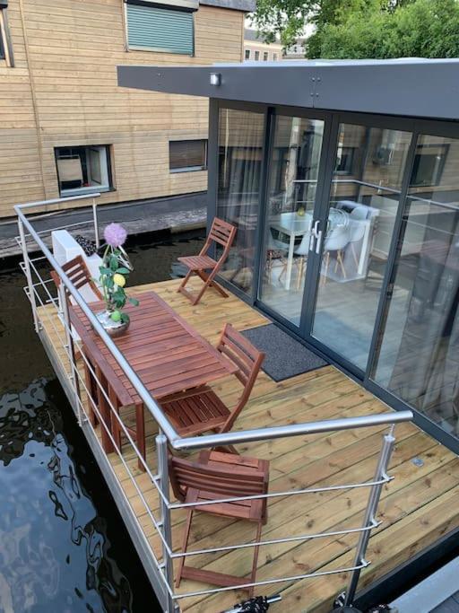 Апартаменты Unique New Houseboat Moored 4 Звартслёйс Экстерьер фото